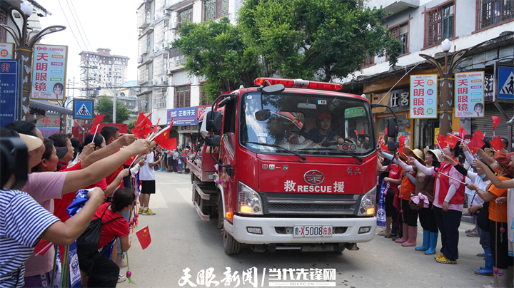 榕江上萬群眾夾道送別救援隊伍｜“恩人慢走，危難時刻感謝有你！”