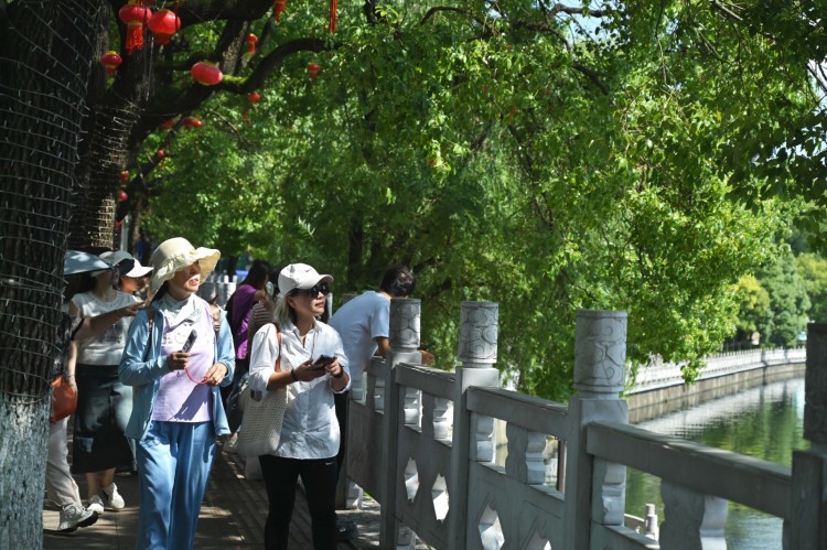 貴陽甲秀樓：秋陽染碧水 吸引八方來客
