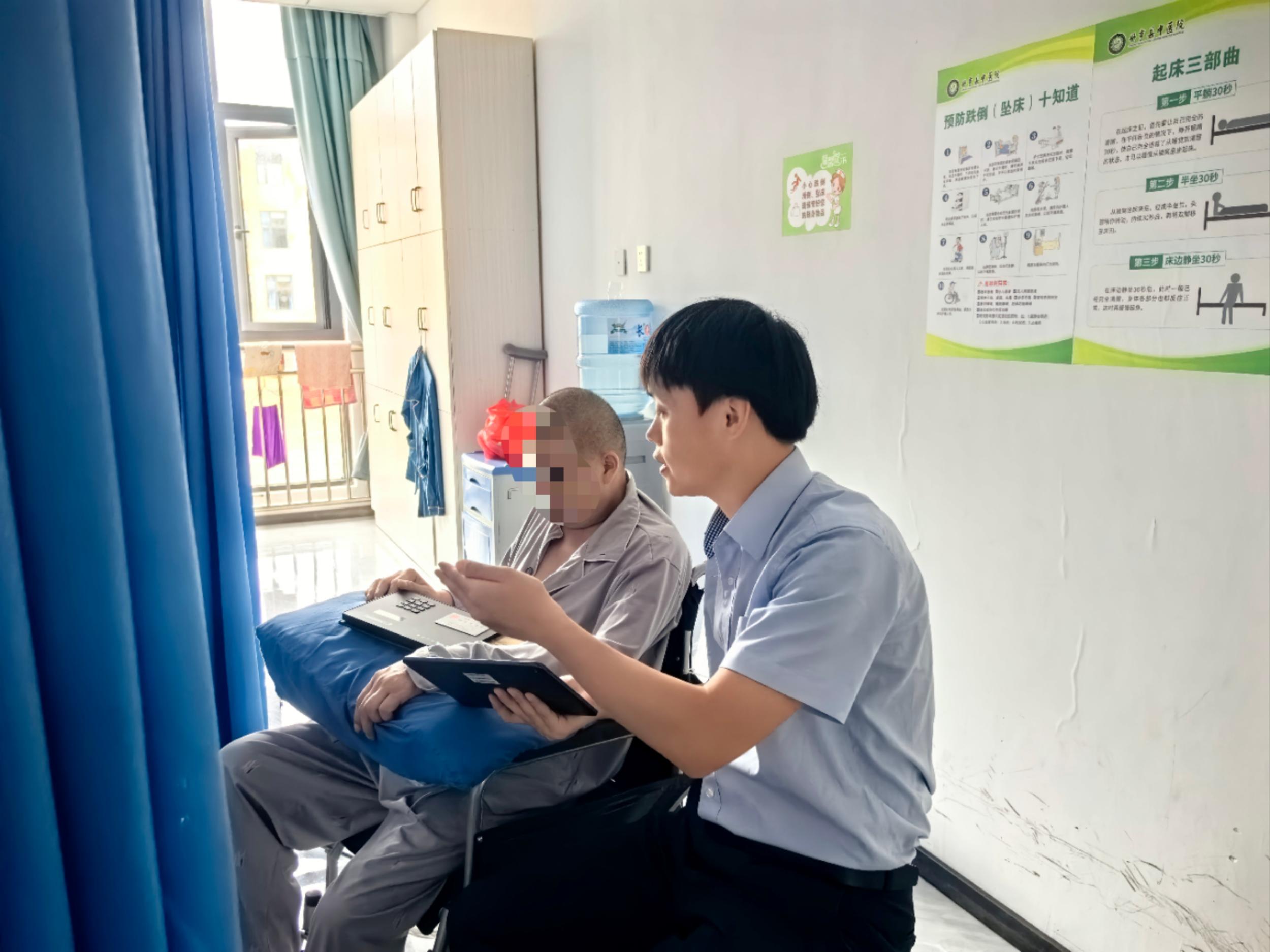 他們帶著愛心和移動設備來了！貴州郵儲溫情服務特殊群體_fororder_4