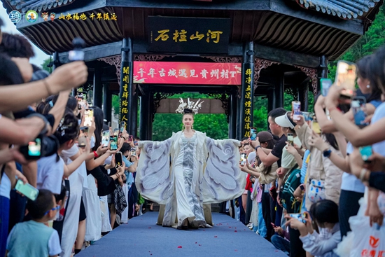 貴州鎮遠龍舟節：文旅盛宴下的傳承與發展_fororder_鎮遠縣宣傳部，村T在鎮遠縣展示