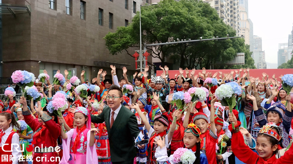 萬人空巷！貴州貴陽2.3公里長街變身“民族大舞臺”  巡遊嗨翻天_fororder_IMG_3124.JPG