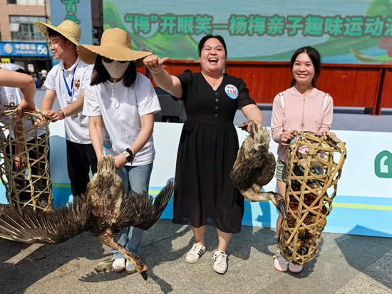 貴州羅甸邊陽楊梅節賦能文旅産業融合發展_fororder_堆楊梅比賽獲獎者，獲得了雞鴨禮物。