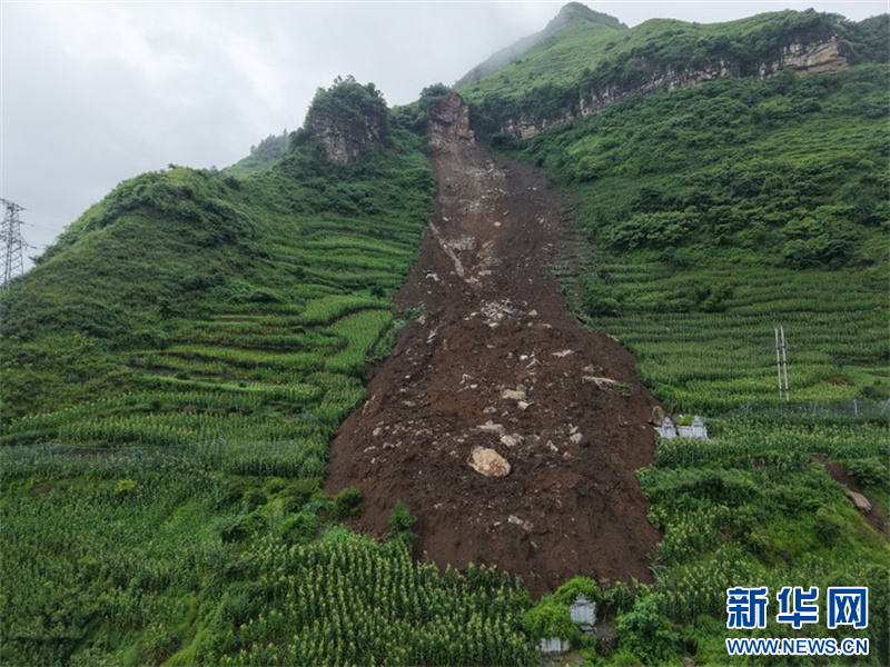 爭分奪秒！貴州六盤水市72名群眾在山體崩塌前全部安全撤離_fororder_2