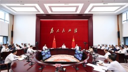 李炳軍主持召開會議調度黔東南州和黔南州等地汛情災情，安排部署全省防汛減災工作