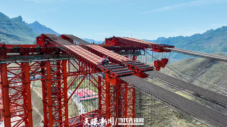 安盤高速古牛河特大橋盤州岸交界墩成功封頂