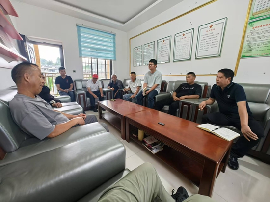 貴州獨山：黨群齊心築通途 合力共建致富路_fororder_組織寨老商議相關事宜
