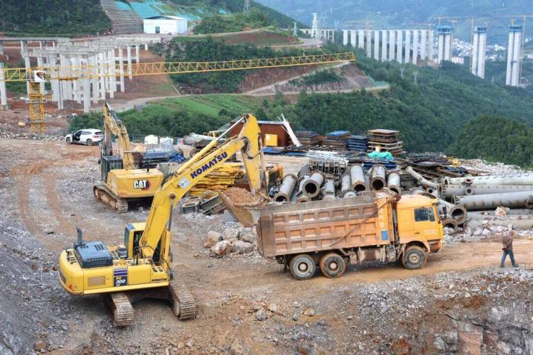 來自安盤高速建設工地的報道丨巨龍穿越“花木樹”