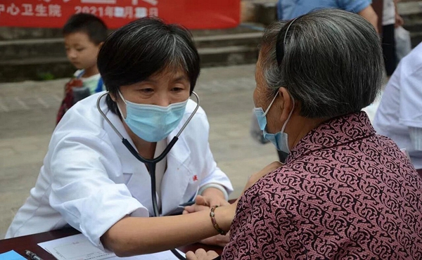 粵貴花開在遵義 | 1.74億，珠遵山海情深赴新程_fororder_管延萍義診。