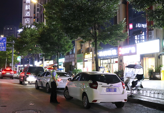 貴州清鎮：以群眾滿意度檢驗學習教育成效_fororder_清鎮市職教路夜間臨時停車區。張弘揚 攝