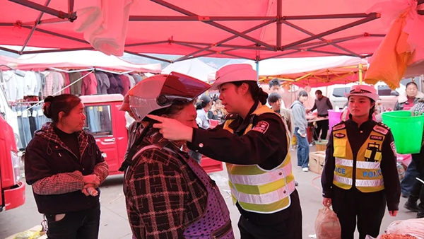 趕大集 送安全 貴州省六盤水交警走進鍾山區大灣場壩開展交通安全宣傳_fororder_11