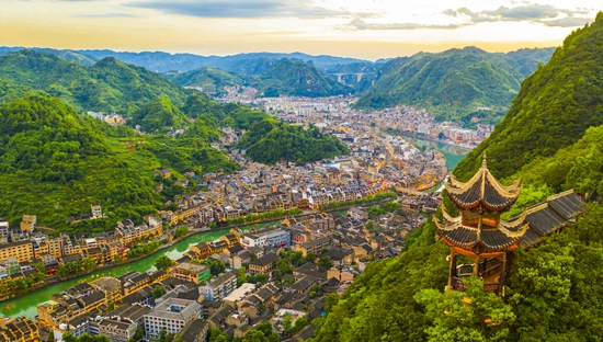 貴州鎮遠：創建全國文明城市 綻放古城嶄新風采_fororder_鎮遠古城大景2