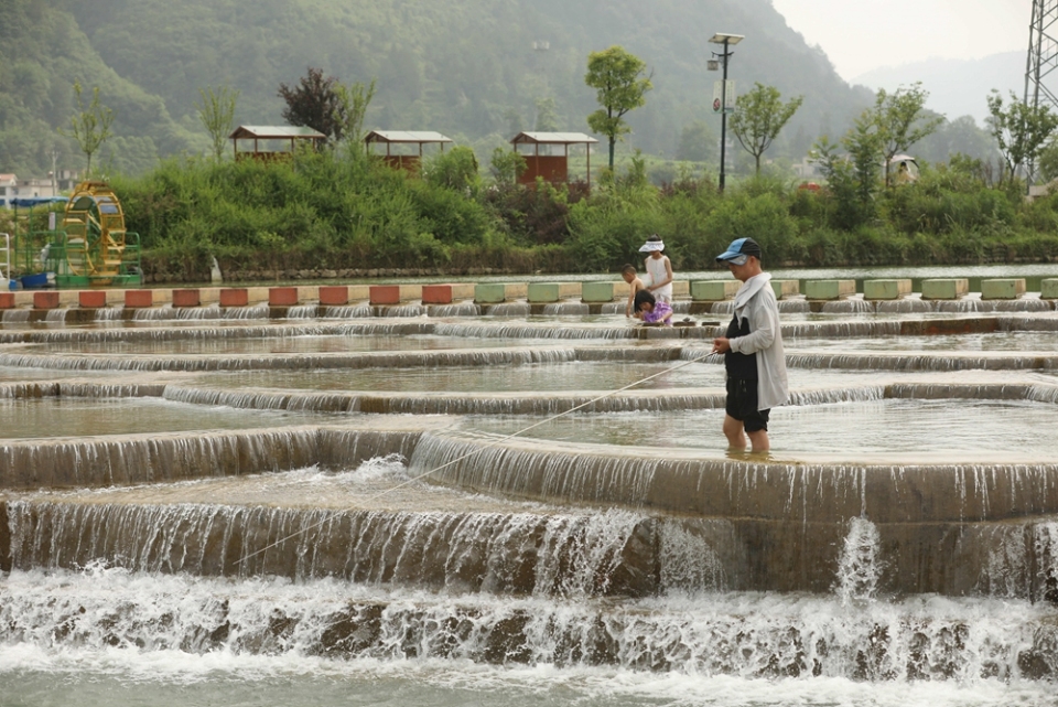 貴州龍裏：餘下魚鱗壩成歡樂海洋_fororder_垂釣愛好者