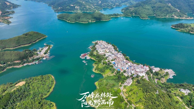 航拍夏日的黔西南萬峰湖