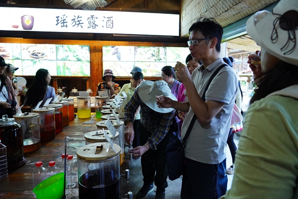 超乎想像的美 國際友人探尋貴州荔波山水人文_fororder_品嘗瑤族露酒.JPG
