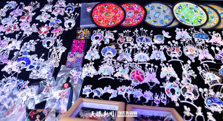 貴州“村T”亮相服貿會 非遺文創“圈粉”中外觀眾
