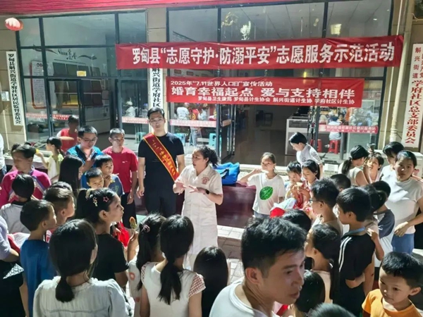 貴州羅甸：多方聯動 築牢防溺水“安全堤壩”_fororder_醫護人員講解溺水急救知識