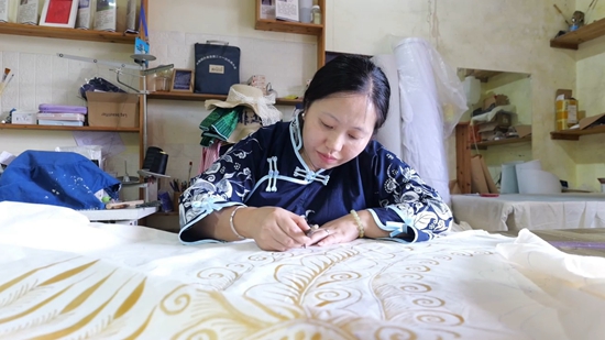 貴州丹寨：非遺周開幕在即 揚武精心“盛裝”以待_fororder_蠟染畫娘緊張籌備趕制畫布