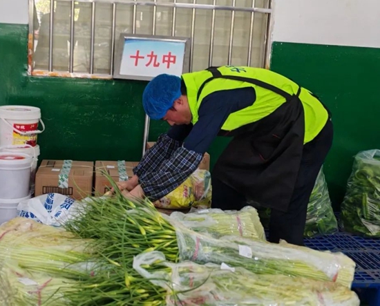 六盤水市水城區：校農攜手助農增收_fororder_640 (2)