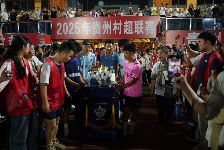 貴州“村超”兩週年：全民狂歡 共享足球盛宴_fororder_2025年5月13日，貴州省黔東南苗族侗族自治州榕江縣舉行貴州“村超”兩週年慶典，全民狂歡，共享足球盛宴（姚源芳攝）。  (7).JPG