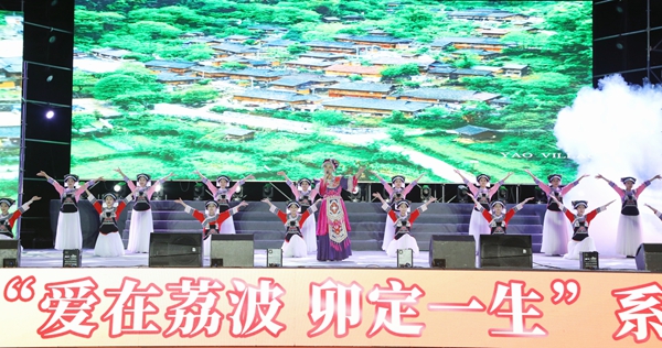 “民族大秀+國際詩歌” 貴州荔波夏夜被中外文化點燃_fororder_歌聲婉轉傳遞民族風情