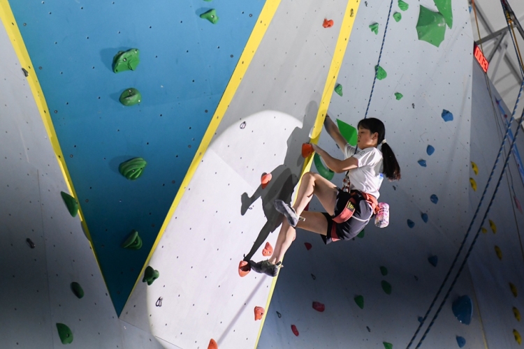 貴州黃平:黔東南州運會攀岩賽 黃平創佳績_fororder_2025年7月19日,參賽選手在參加攀岩項目比賽。陳孝新 攝 (3).JPG