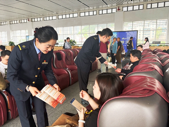 六盤水車務段多管齊下服務旅客“五一”順暢出行 累計發送19.62萬人次_fororder_圖為六盤水站黨員正在為旅客發放文明出行宣傳資料 孔維麗婭 攝
