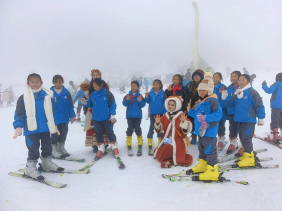 六盤水市水城區玉舍雪山滑雪場正式開板 創新玩法豐富冰雪體驗_fororder_圖片2