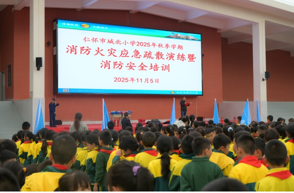 貴州仁懷：以宣促防 織密“校園消防網”_fororder_現場消防宣傳員通過剖析火災案例為廣大師生講解消防安全常識