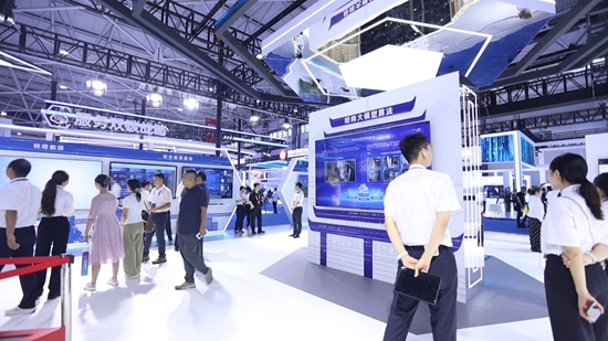 2025數博會｜“AI+機器人+安防系統”展現數字經濟新成果_fororder_8月28日，2025數博會 (2)