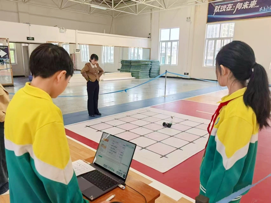黔南州2025年師生信息素養提升實踐活動智慧機器人賽在甕安九中舉行_fororder_協作競速（甕安縣教育局 供圖）
