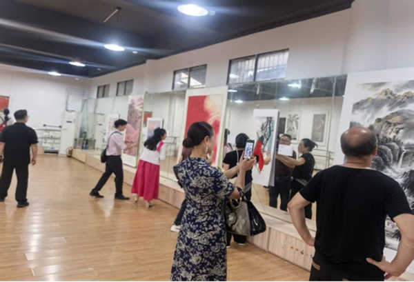 貴州黎平：文明實踐綻放時代光彩 多彩活動點亮家國情懷_fororder_圖為貴州省黎平縣舉辦“迎國慶·感黨恩”觀展現場 