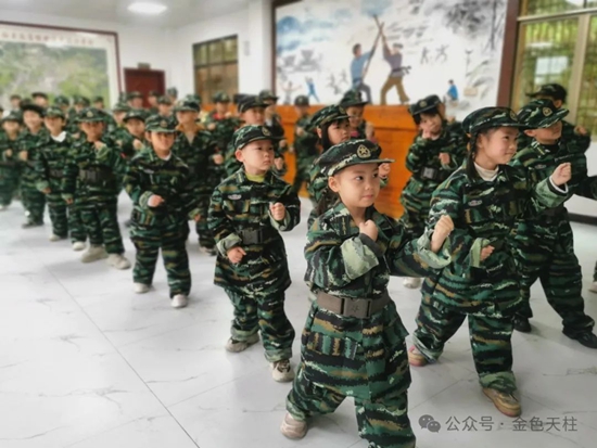 貴州天柱：多元教育陣地 點亮成長明燈_fororder_學生在甘溪侗寨體驗武術