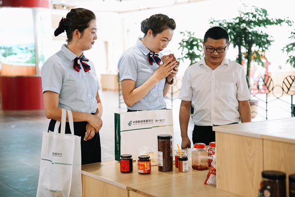 輕點滑鼠買賣全球 郵儲銀行助遵義辣椒“紅”遍世界_fororder_圖4