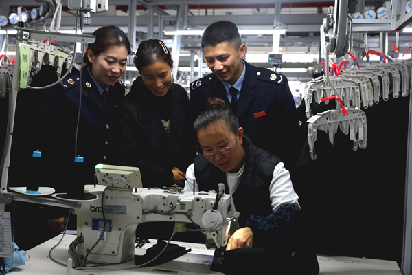 貴州黔西稅務：為出口退稅企業提供個性化指導_fororder_國家稅務總局黔西市稅務局關注當地出口退稅企業發展，為相關企業提供“一企一策”個性化稅費服務，輔導企業依法依規適用稅費政策，更好地防範跨境經營稅收風險。圖為稅務人員在貴州質品服飾有限公司了解生産工藝。劉一帆