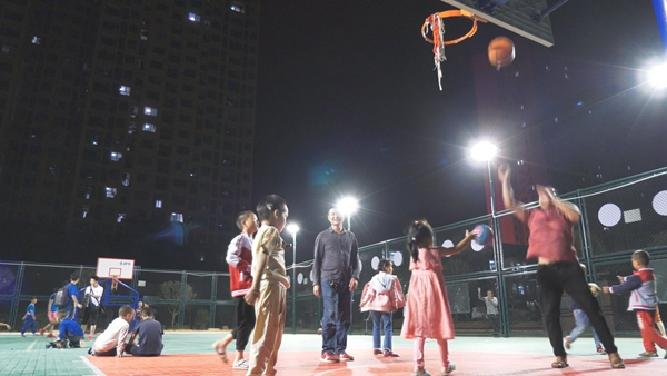 貴州天柱：打造“家門口的公園” 搬遷群眾樂享“一刻鐘幸福圈”_fororder_夜幕降臨 搬遷群眾在球場上玩耍