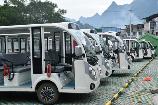 貴州羅甸大小井:全鏈條備“雙節” 靜候八方客_fororder_景區內整齊排放的擺渡觀光車