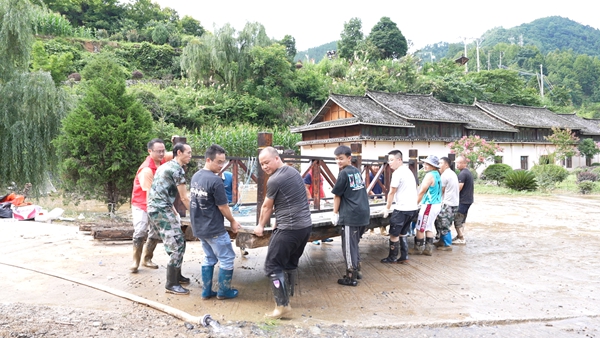 貴州丹寨：黨員幹部合力助旅遊景區災後重生_fororder_6月29日 ,丹寨縣文旅領域黨員幹部合力在石橋村黔顏生態茶園將木橋移回原位，文興貴攝