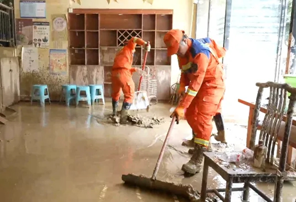 貴州受災地區迅速開展災後重建工作 群眾生産生活秩序有序恢復_fororder_640 (2)