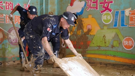 黔東南公安黨員先鋒築牢抗洪救災“紅色防線”_fororder_640 (1)