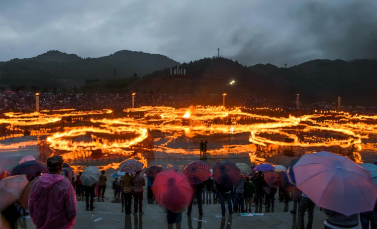貴州水城：清涼火把季，最炫民族風