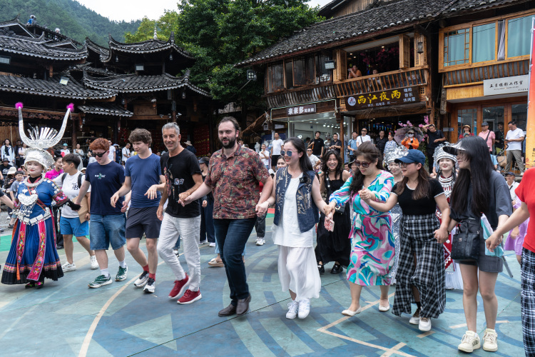 音樂無國界  苗族飛歌與西方歌劇唱響西江千戶苗寨