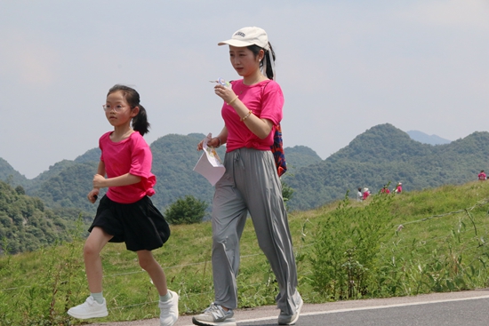 “賽動黔景”享清涼 畢節大方定向賽奏響避暑旅遊新樂章_fororder_親子組選手比賽途中-陳玉攝.JPG