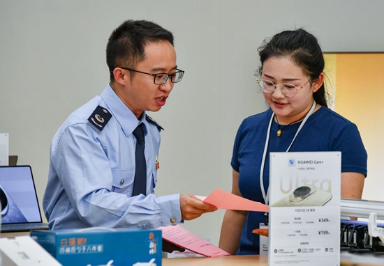 商圈裏的“個稅課堂” 貴州稅務青年黨員開啟春風行動新模式_fororder_微信圖片_20250611090734