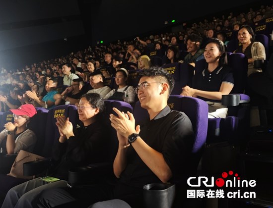 《無名之輩：否極泰來》路演走進貴陽 貴州籍導演饒曉志攜主創亮相_fororder_觀眾觀影1