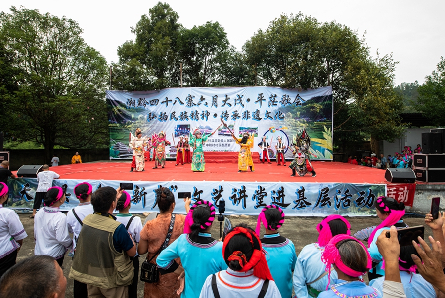 貴州天柱：以“戲”為媒 “金鳳新聲”唱響四十八寨_fororder_天柱縣坌處鎮平茫歌場“文藝講堂”侗戲表演。