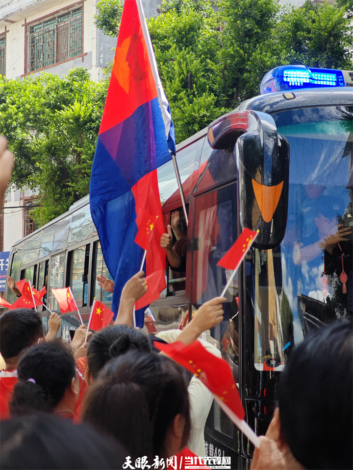 榕江上萬群眾夾道送別救援隊伍｜“恩人慢走，危難時刻感謝有你！”