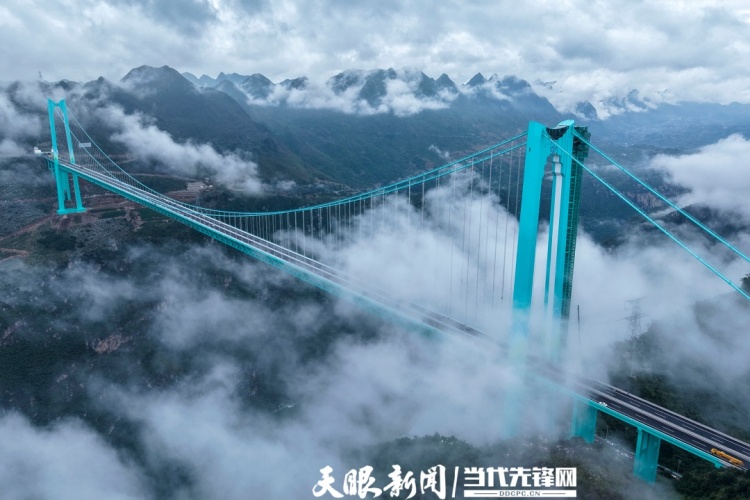霧繞青巒，橋鎖煙霞！花江峽谷大橋宛若山水墨卷