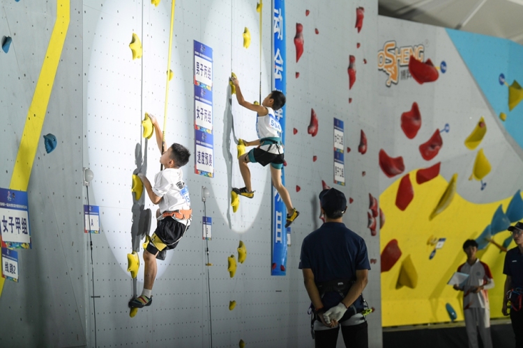 貴州黃平:黔東南州運會攀岩賽 黃平創佳績_fororder_2025年7月19日,參賽選手在參加攀岩項目比賽。陳孝新 攝 (7).JPG