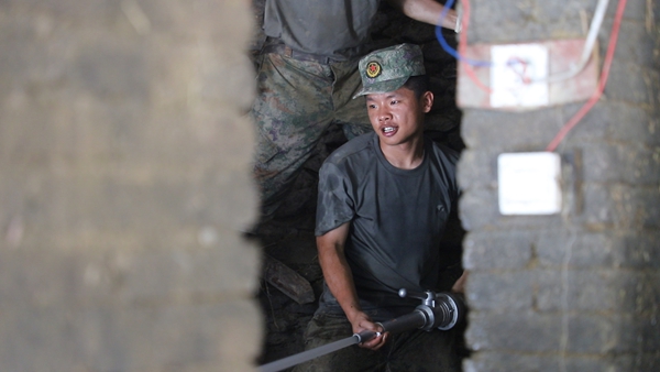 貴州丹寨：馳援榕江民兵隊伍馬不停蹄 奮戰家鄉清淤一線_fororder_民兵正在清理淤泥 (4)