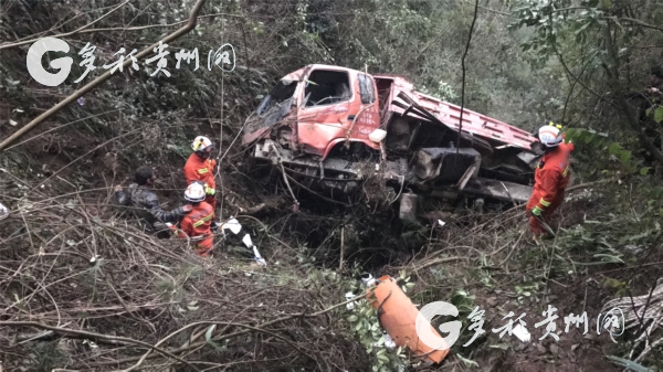 （社會）安全帶救了他的命！貨車墜入百米山崖 司機生還